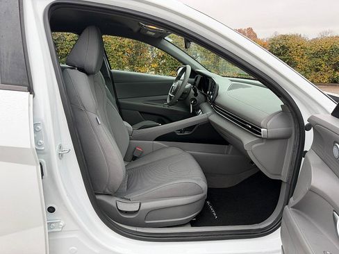 Used 2022 Hyundai Elantra SE image 27