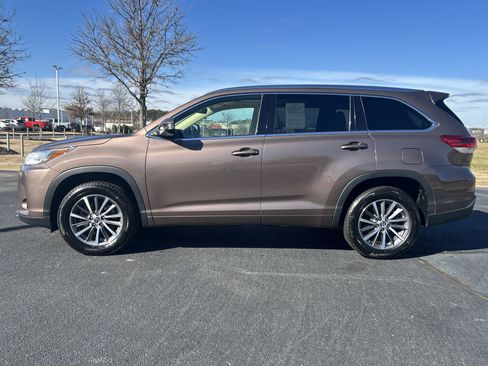 Used 2017 Toyota Highlander XLE image 6