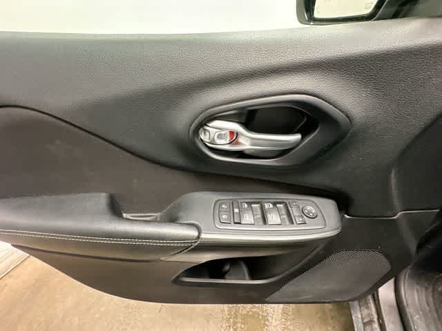 Used 2016 Jeep Cherokee Latitude w/ Cold Weather Group AWD/4WD image 15