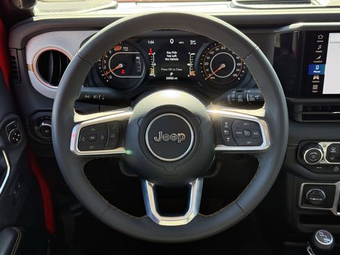 Used 2025 Jeep Wrangler Sahara image 15