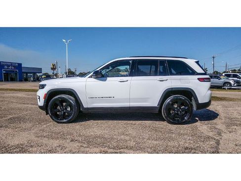 Used 2023 Jeep Grand Cherokee Altitude image 2