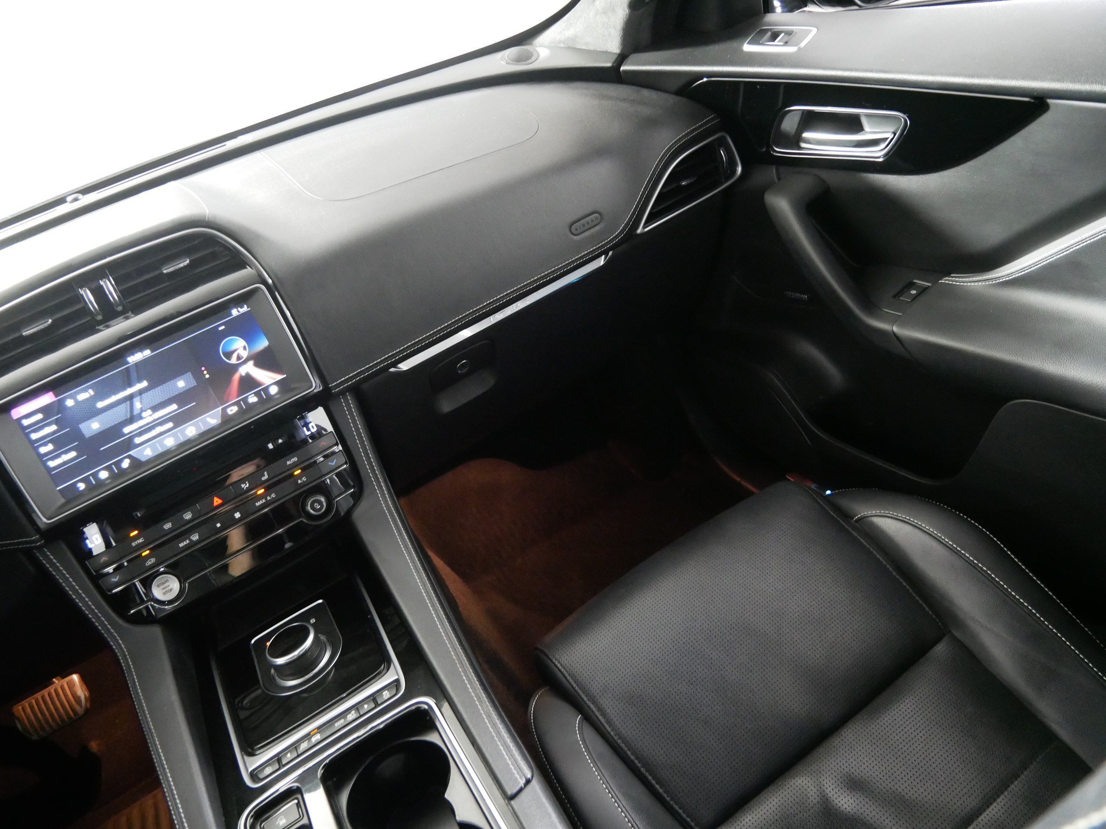 Used 2019 Jaguar F-PACE S AWD/4WD image 11