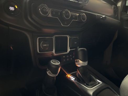 Used 2020 Jeep Gladiator Sport image 13