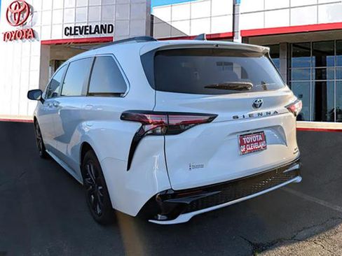 Used 2023 Toyota Sienna XSE image 5