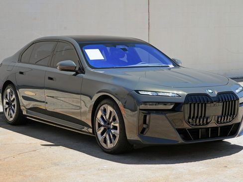 Used 2023 BMW i7 xDrive60 w/ Executive Package 2 AWD/4WD image 72