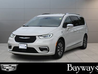 Used 2021 Chrysler Pacifica Limited w/ Uconnect Theater Family Group