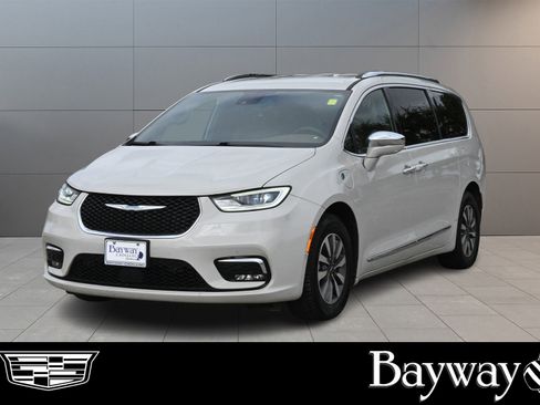 Used 2021 Chrysler Pacifica Limited w/ Uconnect Theater Family Group image 1