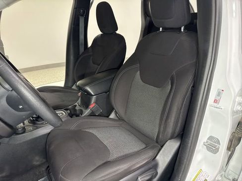 Used 2019 Jeep Cherokee Latitude w/ Popular Appearance Group AWD/4WD image 12