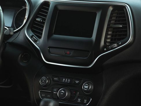 Used 2019 Jeep Cherokee Latitude w/ Popular Appearance Group image 9