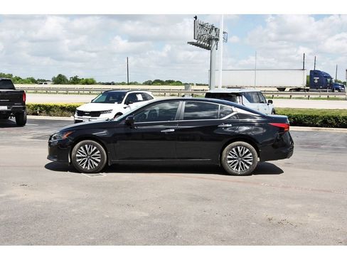 Used 2024 Nissan Altima 2.5 SV w/ SV Premium Package AWD/4WD image 8