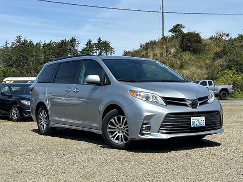 Used 2019 Toyota Sienna XLE w/ XLE Navigation Package FWD image 2