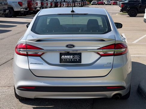 Used 2018 Ford Fusion SE w/ Equipment Group 201A FWD image 5