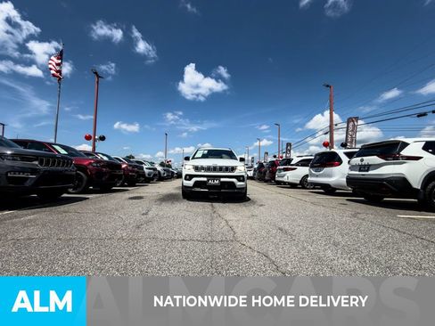 Used 2024 Jeep Compass Latitude AWD/4WD image 4
