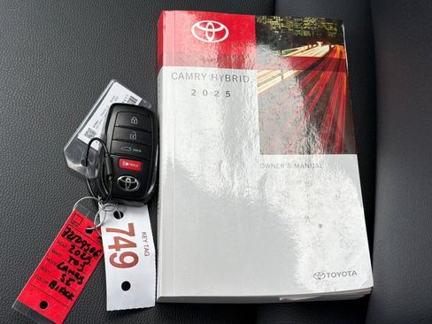 Used 2025 Toyota Camry SE FWD image 11