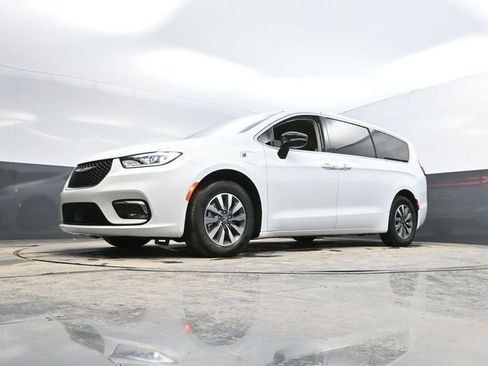 Used 2024 Chrysler Pacifica Select image 49