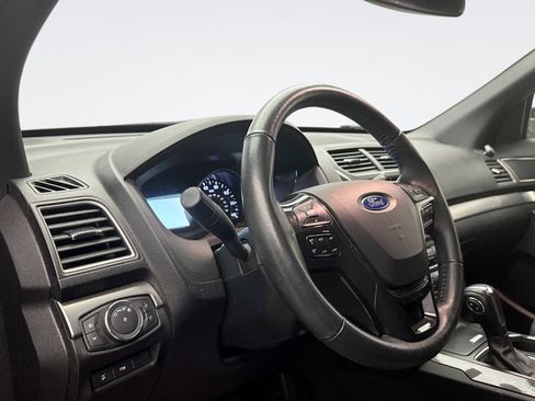 Used 2018 Ford Explorer XLT w/ Equipment Group 201A image 7