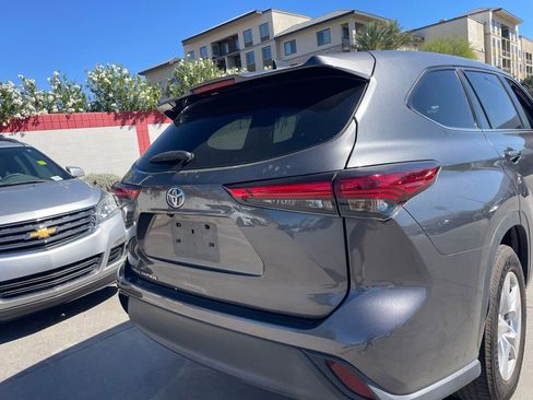 Used 2023 Toyota Highlander L image 4