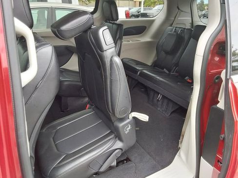 Used 2024 Chrysler Pacifica Touring-L FWD image 13