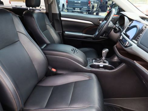 Used 2019 Toyota Highlander XLE FWD image 29