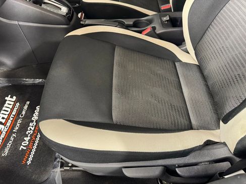 Used 2022 Nissan Versa SV image 12