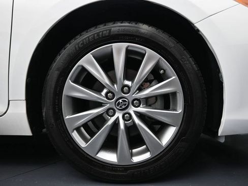 Used 2017 Toyota Camry XLE w/ Moonroof Package FWD image 5