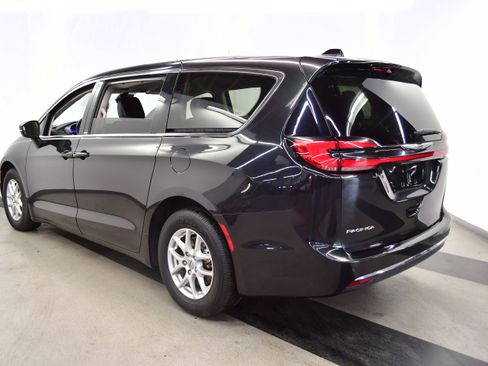 Used 2023 Chrysler Pacifica Touring-L FWD image 5