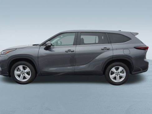 Used 2024 Toyota Highlander LE image 4