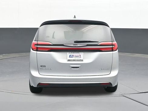 Used 2024 Chrysler Pacifica Limited FWD image 12