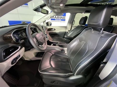 Used 2024 Chrysler Pacifica Limited image 25