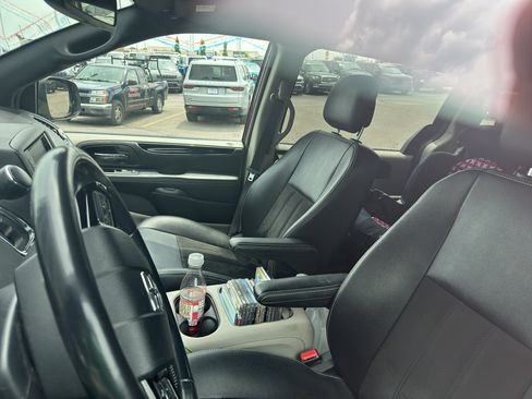 Used 2019 Dodge Grand Caravan SXT w/ Rear Park Assist Package FWD image 9