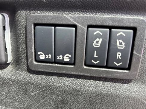 Used 2025 Chevrolet Suburban Premier AWD/4WD image 39