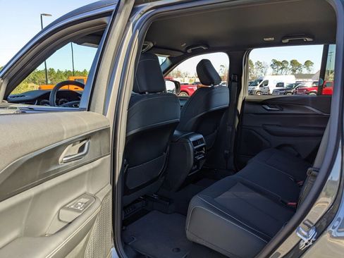 New 2025 Jeep Grand Cherokee Laredo image 32