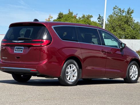 Used 2023 Chrysler Pacifica Touring-L image 2