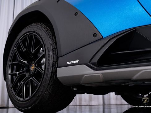 Used 2024 Lamborghini Huracan Sterrato image 3