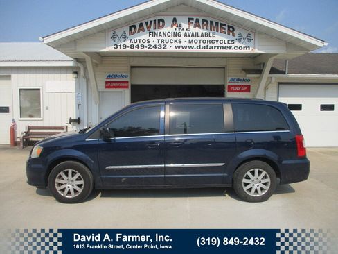 Used 2014 Chrysler Town & Country Touring FWD image 1