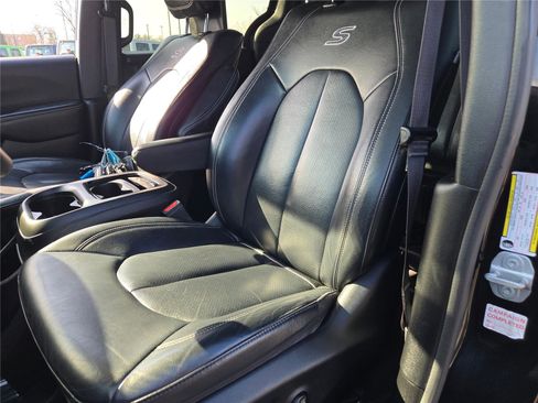 Certified 2022 Chrysler Pacifica Touring-L w/ Uconnect Theater Family Group image 30