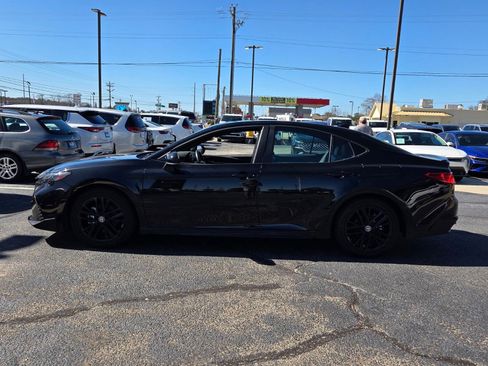 Used 2025 Toyota Camry SE image 4