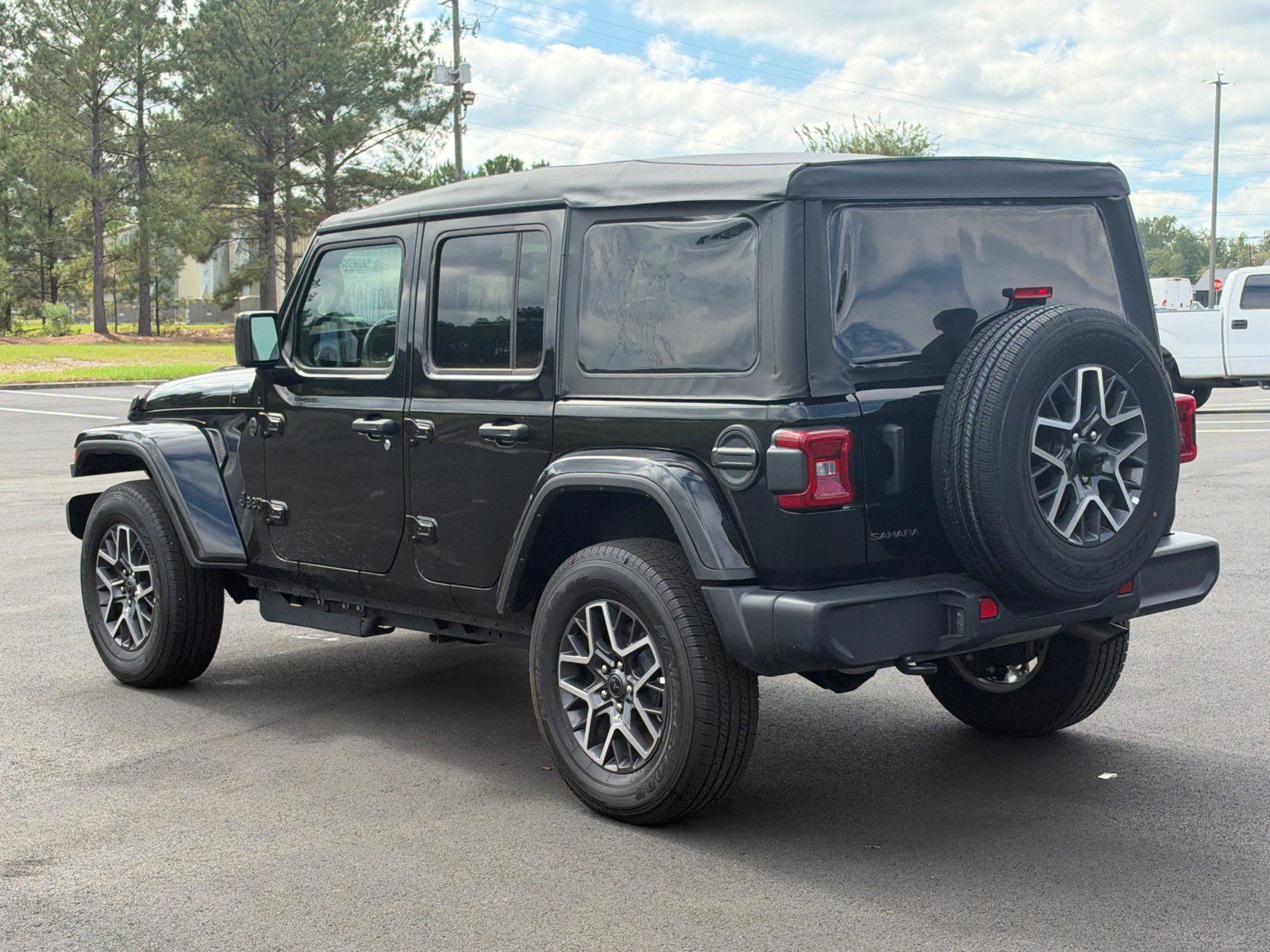 Used 2026 Jeep Wrangler Unlimited Sahara AWD/4WD image 7