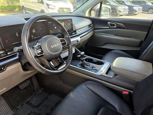 Used 2025 Kia Carnival FWD image 18