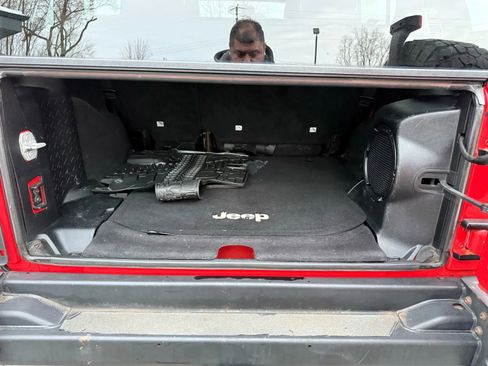 Used 2013 Jeep Wrangler Unlimited Sahara image 12