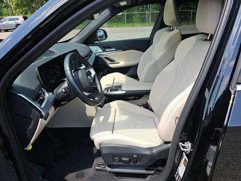 Used 2025 BMW X1 xDrive28i w/ Premium Package AWD/4WD image 3