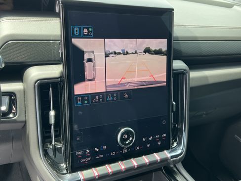 Used 2025 GMC Yukon AT4 w/ AT4 Premium Package AWD/4WD image 16