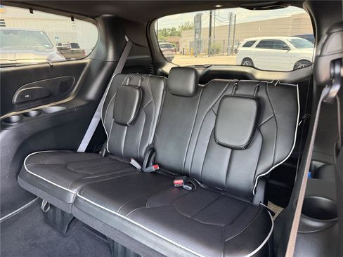 Used 2025 Chrysler Pacifica Limited FWD image 17