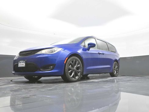 Used 2019 Chrysler Pacifica Touring-L Plus w/ Advanced Safetytec Group FWD image 36