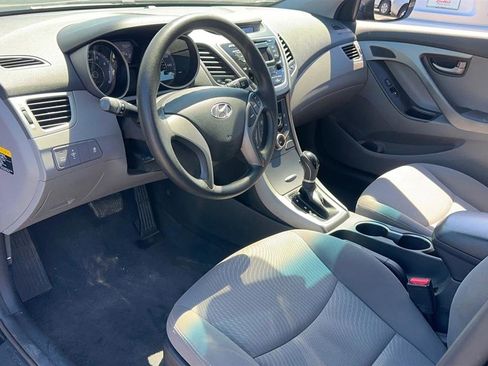 Used 2014 Hyundai Elantra SE image 32
