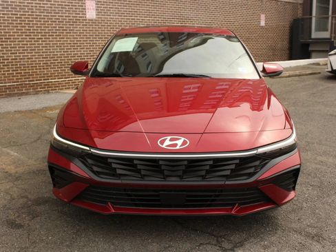 Used 2025 Hyundai Elantra Limited FWD image 3