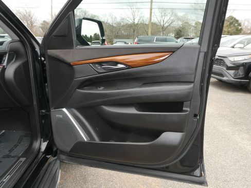 Used 2016 Cadillac Escalade Luxury image 26