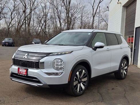 New 2026 Mitsubishi Outlander SE image 3