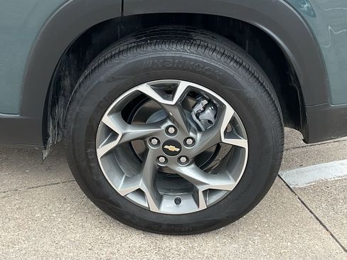 Used 2025 Chevrolet Trax LT w/ LT Convenience Package image 8