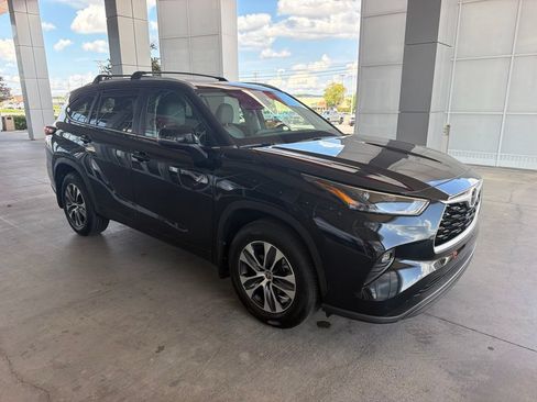 Used 2023 Toyota Highlander XLE AWD/4WD image 7